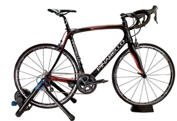 vélo installé sur un home-trainer